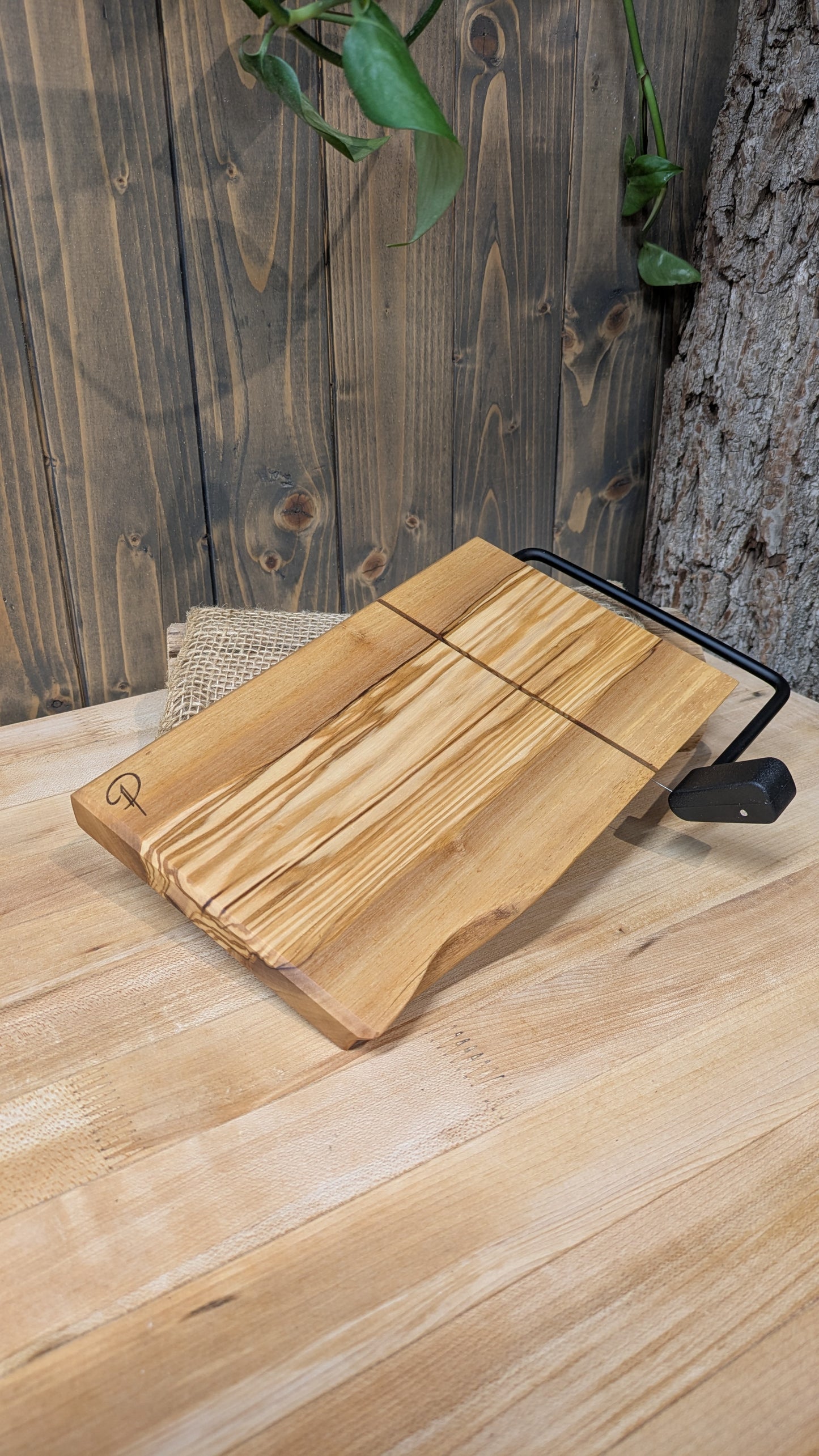 Planche coupe-fromage - Bois d'olivier